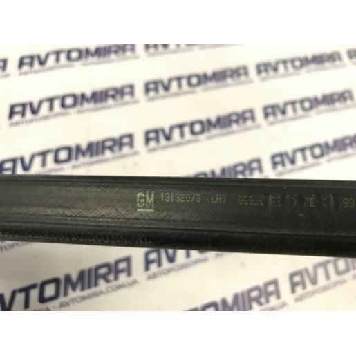 Уплотнитель стекла передней левой двери Opel Zafira B 2005-2011 13132073